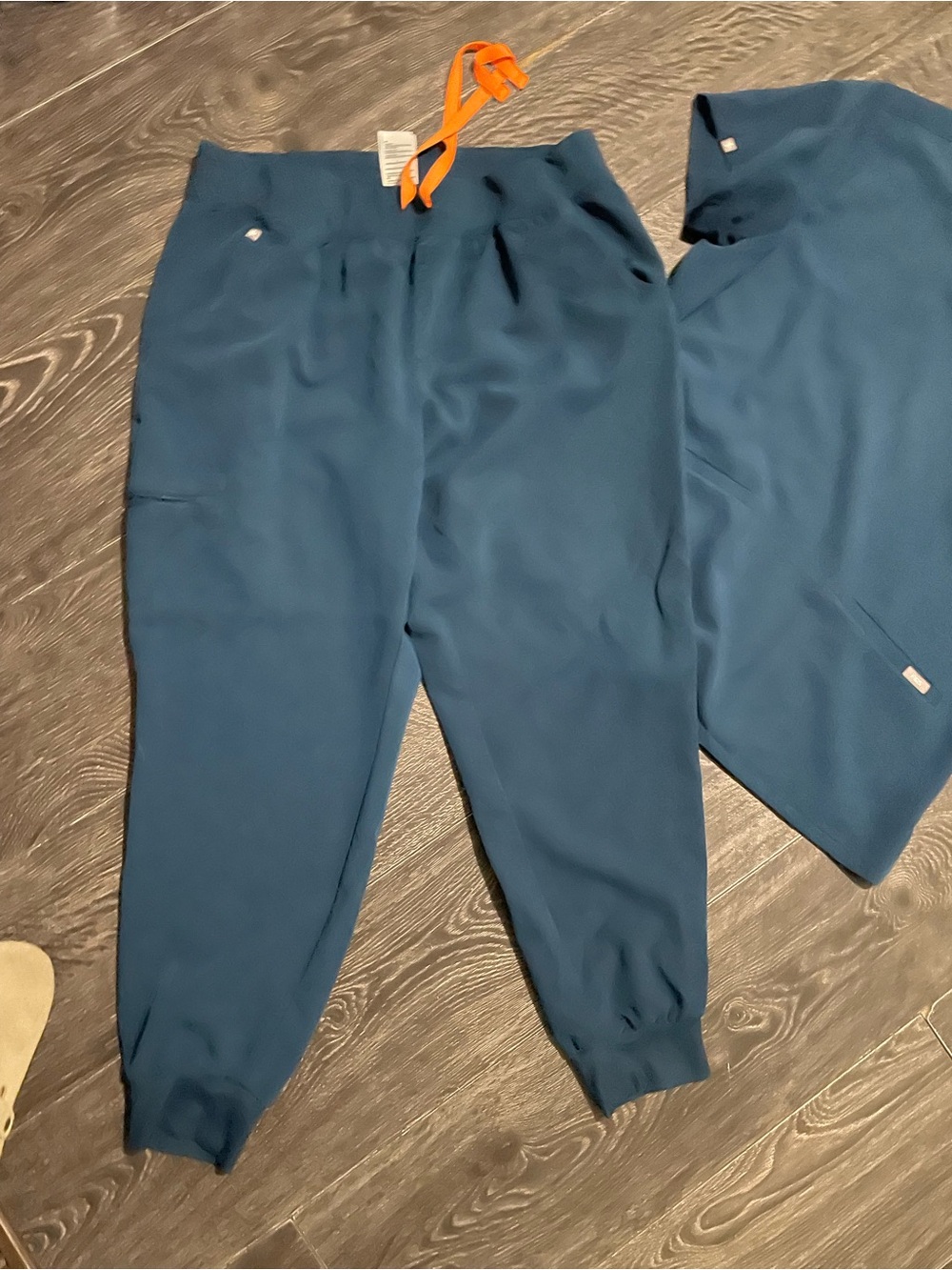 FIGS Deep Teal Scrub set  Top sizeL and Joggers XLpetite - Picture 3 of 3